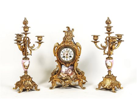 FINIMENTO DA CAMINO IN PORCELLANA E BRONZO DORATO - THREE PIECE MANTEL CLOCK...