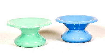 DUE ALZATE IN OPALINE - TWO OPALINE PEDESTAL BOWLS una verde acqua ed una...