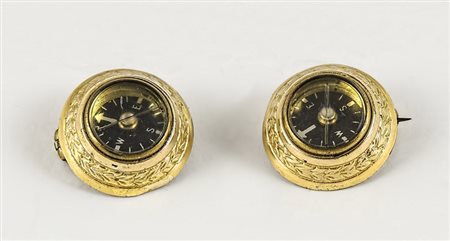 PAIO DI PICCOLE SPILLE REALIZZATE CON DUE BUSSOLE - A PAIR OF COMPASS BROOCHES