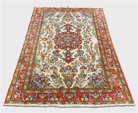 TAPPETO PERSIANO - PERSIAN RUG fondo beige, campo a motivo floreale nei toni...