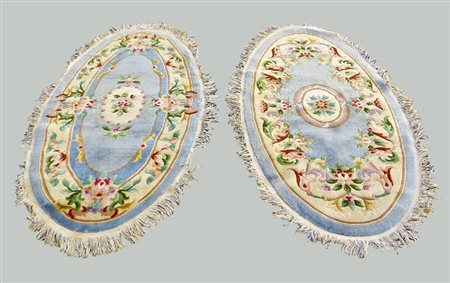 COPPIA DI SCENDILETTO OVALI - PAIR OF OVAL BEDSIDE RUGS Cina - China fondo...