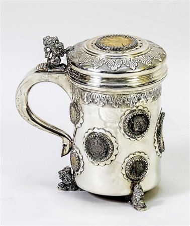 BOCCALE IN ARGENTO - SILVER TANKARD corpo cilindrico con monete incastonate,...