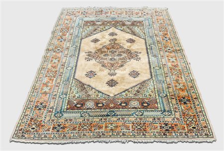 TAPPETO PERSIANO GUCIAN - PERSIAN GUCIAN RUG vecchia manifattura, fondo ocra...