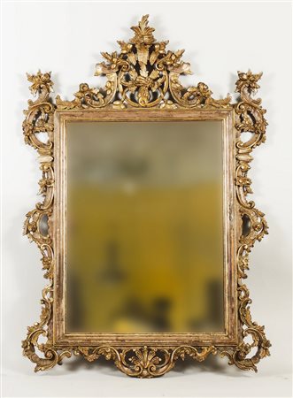 SPECCHIERA IN LEGNO DORATO - GILTWOOD MIRROR intagliata con volute e motivi...