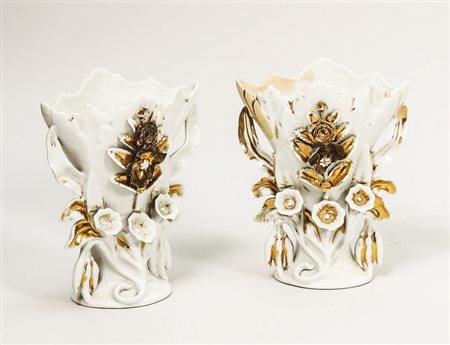 COPPIA DI VASI IN PORCELLANA - PAIR OF PORCELAIN VASES con applicazioni...