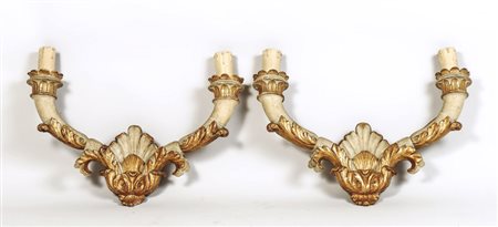 COPPIA DI APPLIQUES IN LEGNO INTAGLIATO, LACCATO E DORATO - PAIR OF LACQUERED...