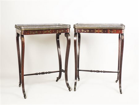 COPPIA DI TAVOLINI IN MOGANO - PAIR OF MAHOGANY TABLES Inghilterra, seconda...