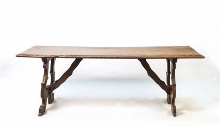 TAVOLO BASSO A FRATINA IN NOCE - WALNUT TABLE Toscana, prima metà del XIX...