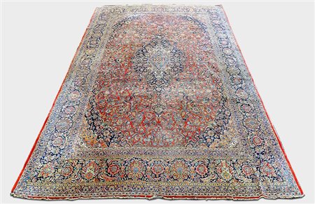 TAPPETO PERSIANO KIRMAN - PERSIAN KIRMAN CARPET fondo rosso, campo a motivi...