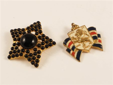 DUE SPILLE BIJOUX - TWO BIJOUX BROOCHES una a forma di stella Valentino...