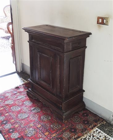 PICCOLA CREDENZA IN NOCE XVII secolo piano da alzarsi, fronte ad uno...