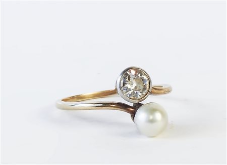 ANELLO CONTRARIÉ IN ORO, PERLA E DIAMANTE inizio del XX secolo impreziosito...