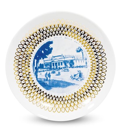 FORNASETTI PIERO Milano 1913 - 1988 Piatto in ceramica realizzato per il 50°...