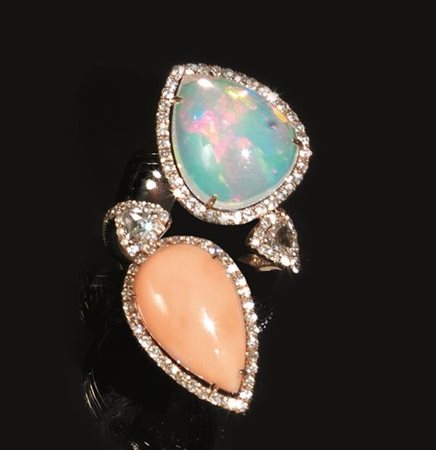 Anello in oro rosa, opale, corallo e diamanti montatura contrariè decorata da...