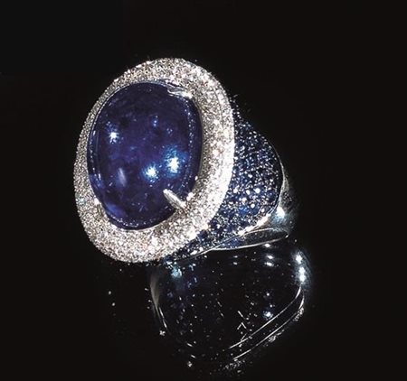 Anello in oro bianco, tanzanite, zaffiri e diamanti montatura a larga fascia...