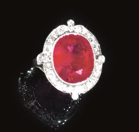 Anello in oro bianco, zaffiro padparadscha e diamanticon padparadscha ovale...