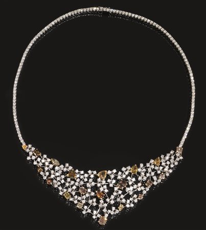 Collana in oro bianco, diamanti incolori e diamanti fancyrealizzata con...