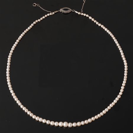 Collana in oro bianco, perle naturali, zaffiro e diamantimodellata ad una...