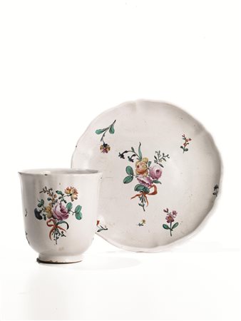 TAZZA CON PIATTINO, BOLOGNA, MANIFATTURA FINCK, 1775-1797in maiolica decorata...