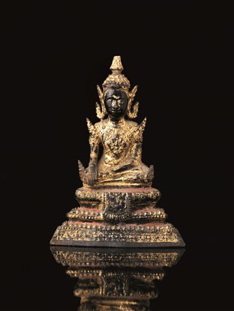 BUDDHA, THAILANDIA, SEC. XIXin bronzo dorato, assiso su un alto trono in...