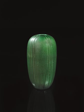 VASO, CINA, DINASTIA QING SEC. XIXin porcellana verde dalla forma ovoidale,...