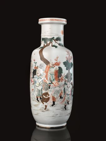 VASO, CINA, SECC. XIX-XXin porcellana policroma, decorato con figure, alt....