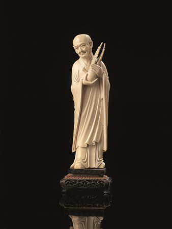 FIGURA DI SAGGIO, CINA, SECC. XIX-XXin avorio, alt. cm 25, poggiante su base...