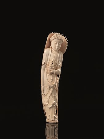 SCULTURA, CINA, SEC. XXin avorio, rappresentante figura femminile con piccola...