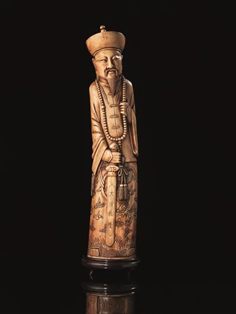 GRANDE SCULTURA, CINA, SECC. XIX- XX in avorio, raffigurante dignitario con...