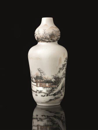 VASO, CINA, SEC. XXin porcellana, decorato con figure in un paesaggio, alt....