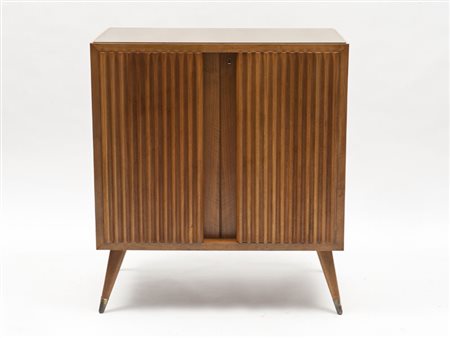 Credenza in legno di noce munita di due sportelli recanti scanalature...