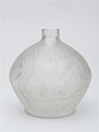 Lalique, Francia - Vaso mod. "Plumes", in vetro opalescente soffiato in...