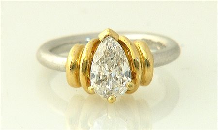 ANELLO ANELLO. In oro bianco e giallo 18 kt centrato da diamante taglio...