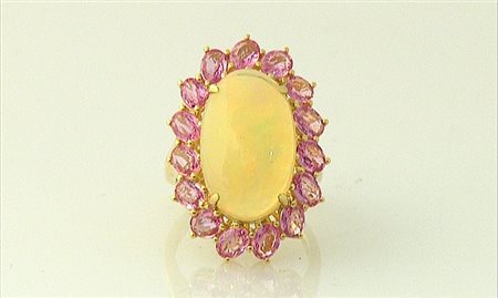 ANELLO ANELLO. In oro giallo 18 kt con opale taglio ovale cabochon di cts....