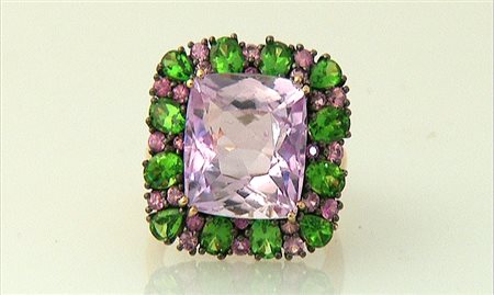 ANELLO ANELLO. In oro rosa 18 kt con kunzite taglio cuscino di cts. 13,50 ca....