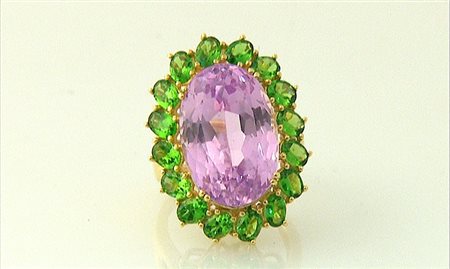 ANELLO ANELLO. In oro giallo 18 kt a fiore con al centro Kunzite taglio ovale...