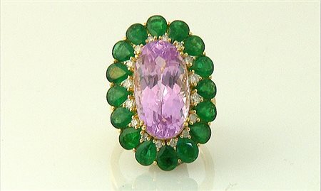 ANELLO ANELLO. In oro giallo a fiore con al centro kunzite taglio ovale di...