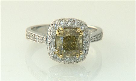 ANELLO ANELLO. In oro bianco e giallo 18 kt con un diamante fancy dark...