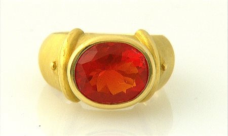 ANELLO ANELLO. In oro giallo 18 kt montatura satinata centrata da opale di...