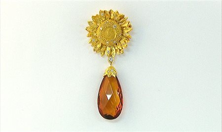 ASPREY SPILLA-CIONDOLO DI ASPREY. In oro giallo 14 kt a girasole con grande...