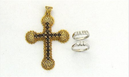 GIOIELLI VARI LOTTO DI TRE GIOIELLI. In oro giallo e bianco 18 kt composto da...