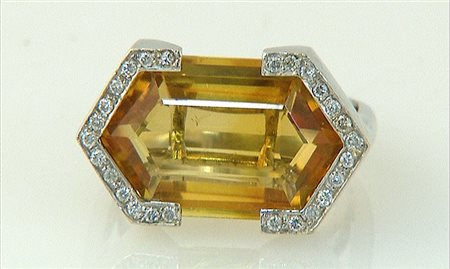 ANELLO ANELLO. In oro bianco 18 kt con al centro quarzo citrino taglio...