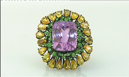 ANELLO ANELLO. In oro bianco brunito 18 kt centrato da kunzite taglio cuscino...