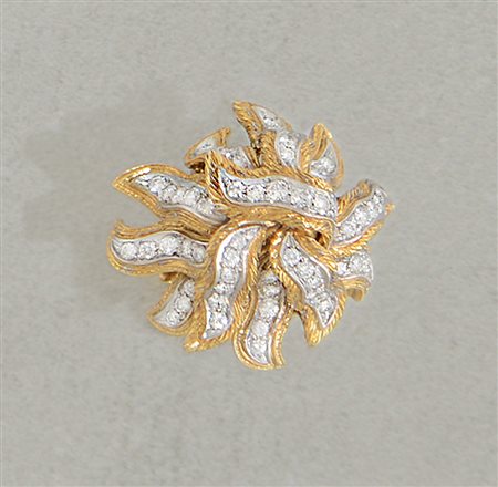 ANELLO ANELLO. In oro giallo e bianco 18 kt sommità a grandi petali...