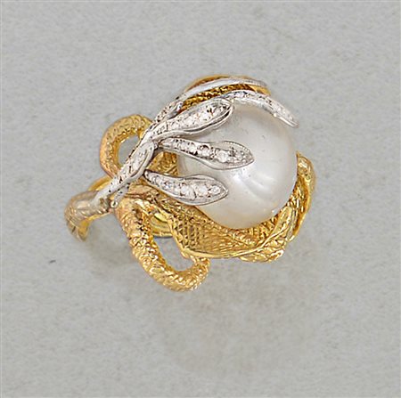 ANELLO ANELLO. In oro giallo e bianco 18 kt a grande fiore trattenente perla...