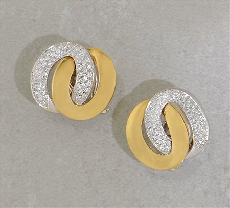 ORECCHINI COPPIA DI ORECCHINI. In oro giallo e bianco 18 kt perno e clip con...