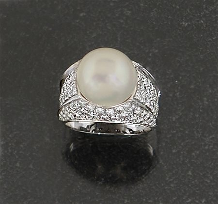 ANELLO ANELLO. In oro bianco 18 kt internamente foderato, perla South Sea di...