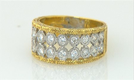 ANELLO ANELLO. In oro giallo e bianco 18 kt con raffinati decori incisi a...