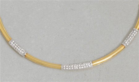 COLLANA COLLANA. In oro giallo e bianco 18 kt a tre settori rigidi...