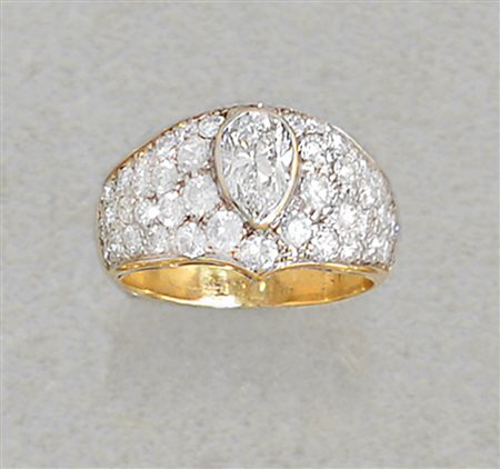 ANELLO ANELLO. In oro giallo e bianco 18 kt a fascia con al centro diamante...